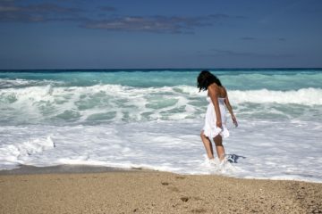Mujer andando en la playa